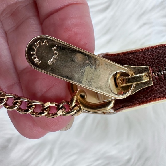 Louis Vuitton heart shaped coins bag - Picture 9 of 17